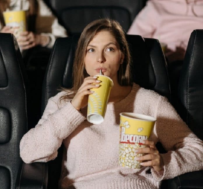couple eating cinema popcorn