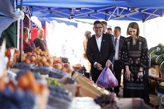 Kyiv, Ukraine. Prime Minister Andy Burnham buys fruit at Lukanivska Market. Picture by Lauren Hurley / No 10 Downing Street Kyiv, Ukraine. Prime Minister Andy Burnham buys fruit at Lukanivska Market. Picture by Lauren Hurley / No 10 Downing Street